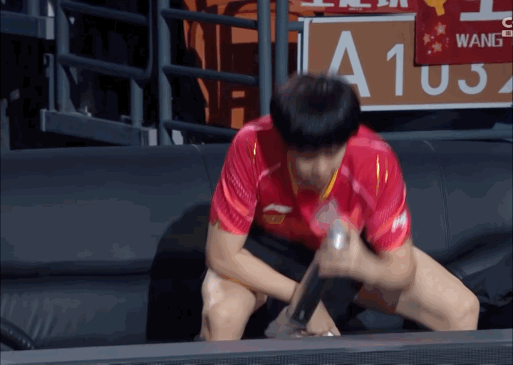 Wang Chuqin used oxygen to recover from altitude sickness at WTT Star Contender Lanzhou 2023.