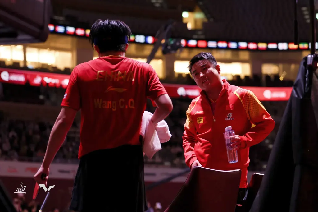 Coach Wang Hao brought Wang Chuqin off court for a shirt change, at R16, 2025 WTTC Doha.